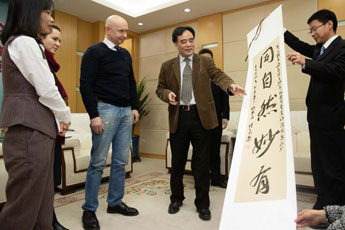 Li Sairong meets with director of the Contemporary Museum of Calligraphy