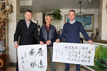 著名中国书法家及艺术家石成峰向博物馆赠送两幅作品