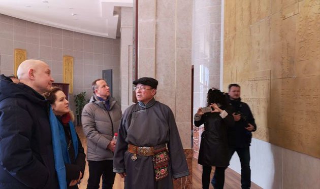 Директор Современного Музея каллиграфии (Россия) посетил Музей монгольской письменности в г. Ордос