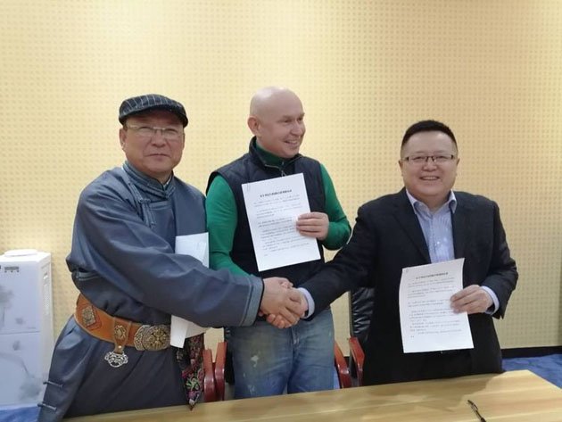 Председатель Международной ассоциации монгольской каллиграфии господин Далангурав и основатель «Музея монгольской письменности» Бао Цзиньшань подписали соглашение о сотрудничестве с Современным Музеем Каллиграфии