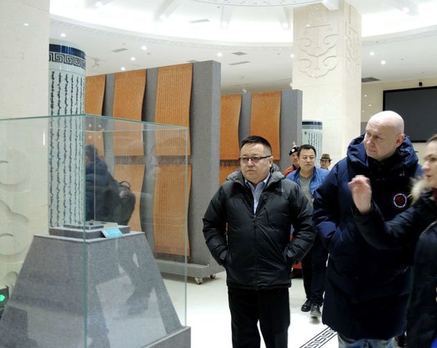 Алексей Шабуров знакомится с экпозицией «Музея Сокровенного сказания монголов»