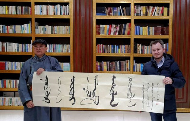 Mr. Bao Jinshan and Alexey Kharyutkin. Bao Jinshan donated a calligraphy artwork to the Contemporary Museum of Calligraphy