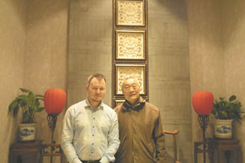 The meeting of the museum representative with a famous artist and calligrapher 