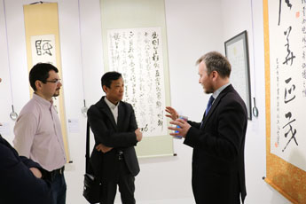 General Director of China Southern Airlines regional Russian office and representative office in Moscow, Mr. Zhu Liang was keen to see the exhibit of the Contemporary Museum of Calligraphy