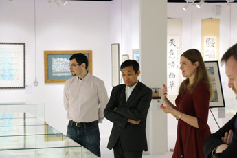 General Director of China Southern Airlines regional Russian office and representative office in Moscow, Mr. Zhu Liang was keen to see the exhibit of the Contemporary Museum of Calligraphy