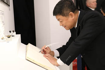 После посещения Современного музея каллиграфии господин Ван Инчунь оставил благодарный отзыв