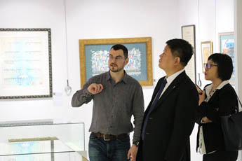 Guests were keen to see the exhibits of the Contemporary Museum of Calligraphy