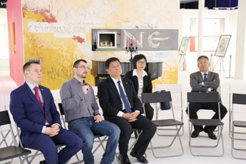 中国黑龙江省政府代表团对索科利尼基会展中心进行正式访问