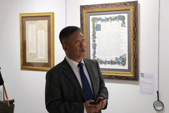Guests were keen to see the exhibits of the Contemporary Museum of Calligraphy