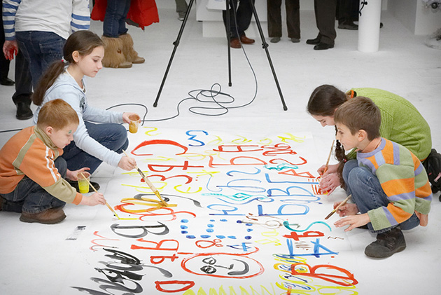 Visitors in the Contemporary Museum of Calligraphy