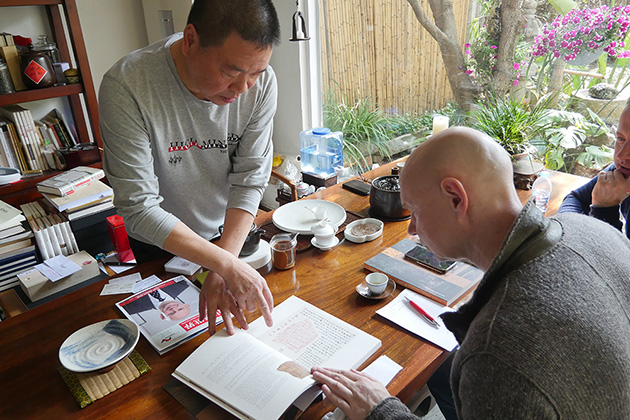 Известный китайский каллиграф Се Цзяхуа  встретился в своей мастерской с директором Современного музея каллиграфии