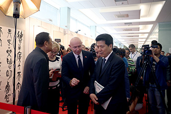 Alexey Shaburov, organizer of the exhibition, and Li Hui, the Ambassador Extraordinary and Plenipotentiary of the People's Republic of China to the Russian Federation