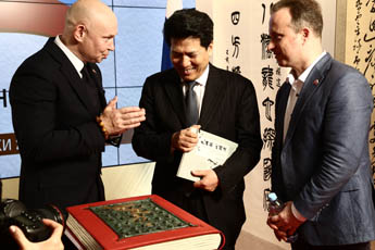 В Государственной Думе РФ открылась выставка «Великой русской и китайской каллиграфии»