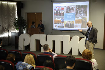 Alexey Shaburov reads a lecture for the students of the Russian State University of Tourism and Service