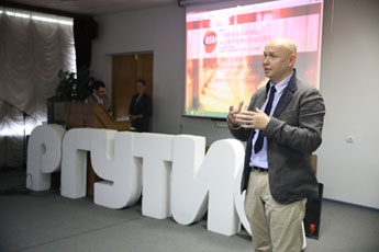 Alexey Shaburov reads a lecture for the students of the Russian State University of Tourism and Service