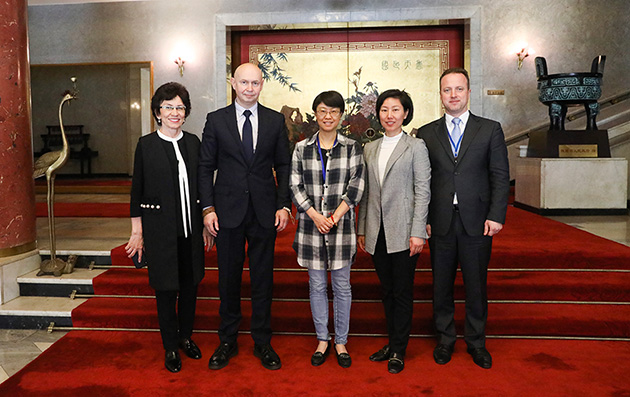 阿列克谢·萨布罗夫和中华人民共和国驻俄使馆文化处参赞龚佳佳举行了会面