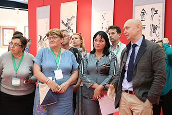 俄罗斯私人博物馆的员工参观了现代书法博物馆