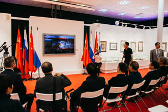 中国代表团访问现代书法馆