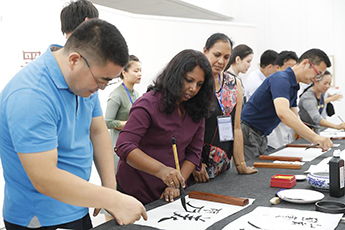 Foreign education officials try calligraphy in Beijing