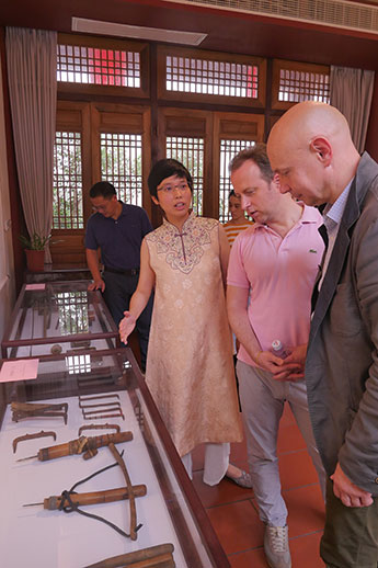 2019年7月10日，当代书法馆参观了一个独特的地方， 就是中国民间乐器古琴的制作工厂。