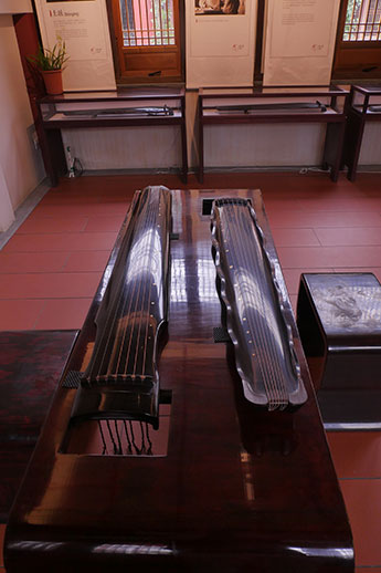 10 июля 2019 года команда Современного музея каллиграфии побывала в уникальном месте – на фабрике по производству китайского народного инструмента гуцинь