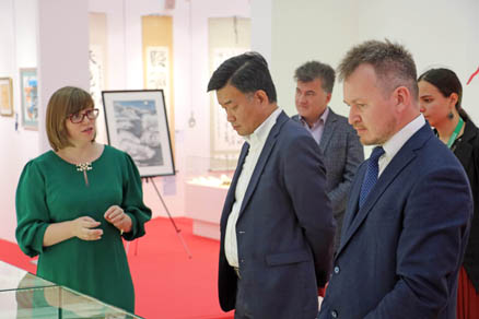 海南航空公司莫斯科办事处张铁总经理访问现代书法馆