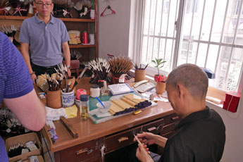 现代书法馆代表团访问中国毛笔厂