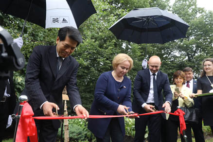 中华人民共和国驻俄罗斯特命全权大使李辉先生在索科利尼基公园种下一棵中俄友谊之树。