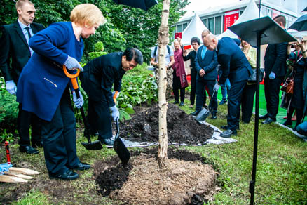 中华人民共和国驻俄罗斯特命全权大使李辉先生在索科利尼基公园种下一棵中俄友谊之树。