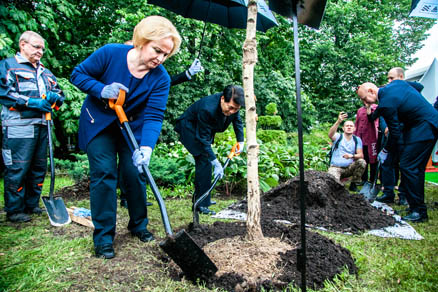 Чрезвычайный и Полномочный Посол КНР в РФ Ли Хуэй посадил памятное дерево в парке «Сокольники»