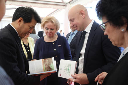 Alexey Shaburov, President of the Sokolniki Exhibition and Convention Centre, Director of the Contemporary Museum of Calligraphy and Li Hui, Extraordinary and Plenipotentiary Ambassador of the People's Republic of China to the Russian Federation