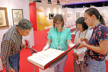 Выдающиеся представители музыкальной культуры Китая г-жа Ли Фэнъюнь и г-н Ван Цзяньсинь посетили Современный музей каллиграфии