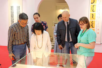 Выдающиеся представители музыкальной культуры Китая г-жа Ли Фэнъюнь и г-н Ван Цзяньсинь посетили Современный музей каллиграфии