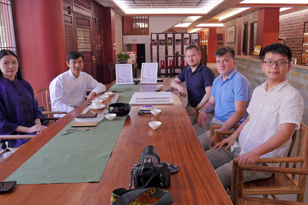 Representatives of Contemporary Museum of Calligraphy visited musical instruments factory in Zhengzhou.