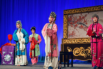 中国“吕剧团”在现代书法博物馆演出 