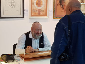 Israeli expert of sacred and creative calligraphy Avraham Borshevsky held workshop at exhibition of private Russian museums