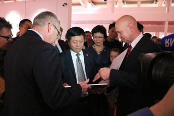 中国驻俄罗斯特命全权大使张汉晖参观“伟大的中国书法与国画”展览
