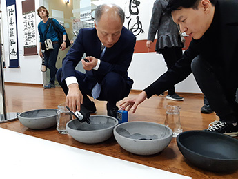 Kim Byung-ki’s workshop at the exhibition opening