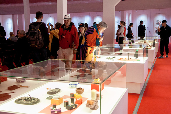 Гости выставки рассматривают кисти для каллиграфии, изготовленные фабрикой «Ванипинь»