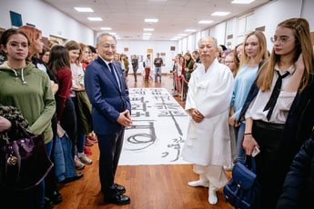 Lee Sok-Bae and Kim Byung-ki with exhibition guests