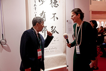 各家媒体采访“伟大的中国书法与国画”展览组织者、参加者和演员