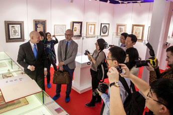 阿列克谢•萨布罗夫带领中国记者参观了现代书法馆。