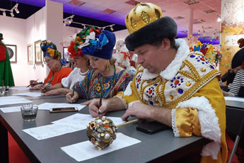 Участников «Народного карнавала» познакомили с Современным музеем каллиграфии и научили писать перьевой ручкой