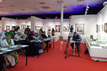 “民间狂欢节”项目参加者参观现代书法博物馆，并参加钢笔书法大师课