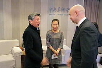 现代书法馆馆长阿列克谢•萨布罗夫在北京会见了中国美术家协会主席范迪安先生