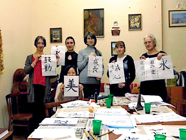 Мурманчан учили японской каллиграфии
