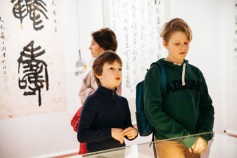 Museum of World Calligraphy gave tour for children