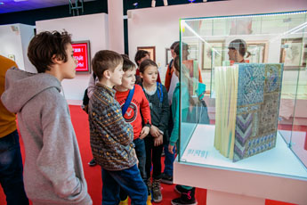 В Музее мировой каллиграфии продолжаются экскурсии для школьников