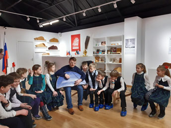 俄罗斯古斯里琴与中国古琴博物馆创始人带领莫斯科小学生进行参观并举办大师班。