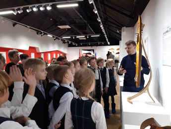 俄罗斯古斯里琴与中国古琴博物馆创始人带领莫斯科小学生进行参观并举办大师班。